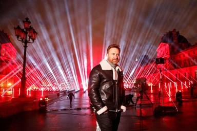 David Guetta nos sorprende esta Nochevieja con un set en streaming desde la pirámide del Louvre