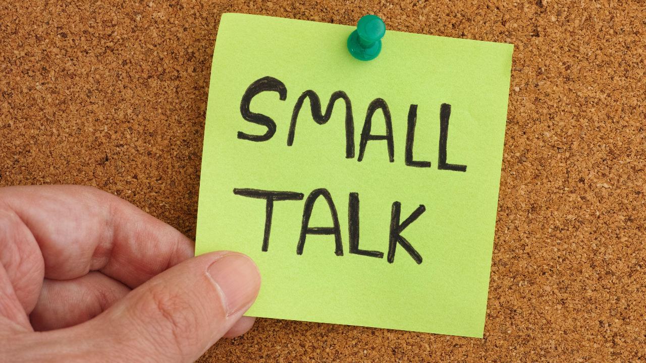 Qué son las 'small talks', cómo detectarlas y por qué son el principio de las grandes relaciones