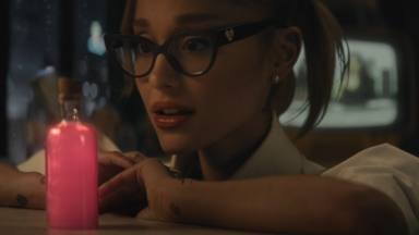 Ariana Grande ficha a una gran estrella de la pequeña pantalla para el vídeo de 'the boy is mine'