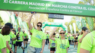 Ana Mena tras cruzar la meta de la carrera contra el cáncer al lado de Sonia Santamaría, su publicista