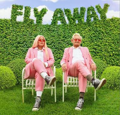 Tones and I regresa pisando fuerte con un nuevo e inspirador single, ‘Fly Away’
