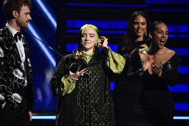 Billie Eilish triunfa en los Grammy y se convierte en historia viva de la música