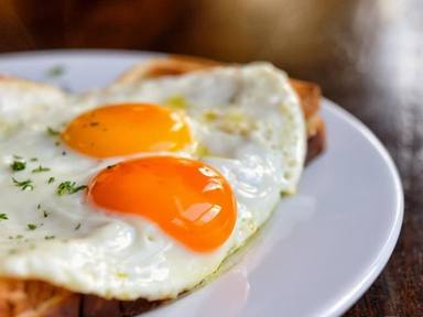El error más común al cocinar un huevo frito y que poner en riesgo tu salud