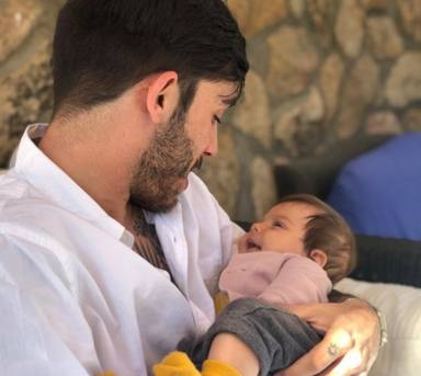 Víctor Elías con el bebé de Natalia Sánchez