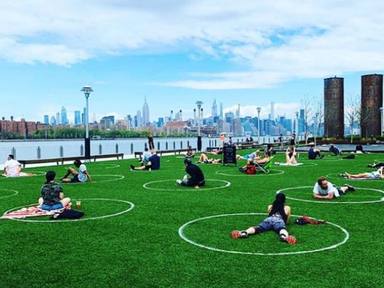 Un parque reconocido de Nueva York pintó círculos blancos en el césped para incentivar el distanciamiento soci