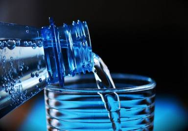 ¿Cuáles son los peligros de beber demasiada agua?