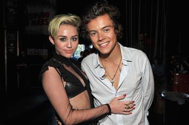 Miley Cyrus desvela unas imágenes que le relacionan con Harry Styles y las redes apuntan a una colaboración