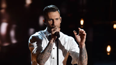 Una seguidora de Maroon 5 sube al escenario en pleno directo y Adam Levine reacciona de una forma sorprendente