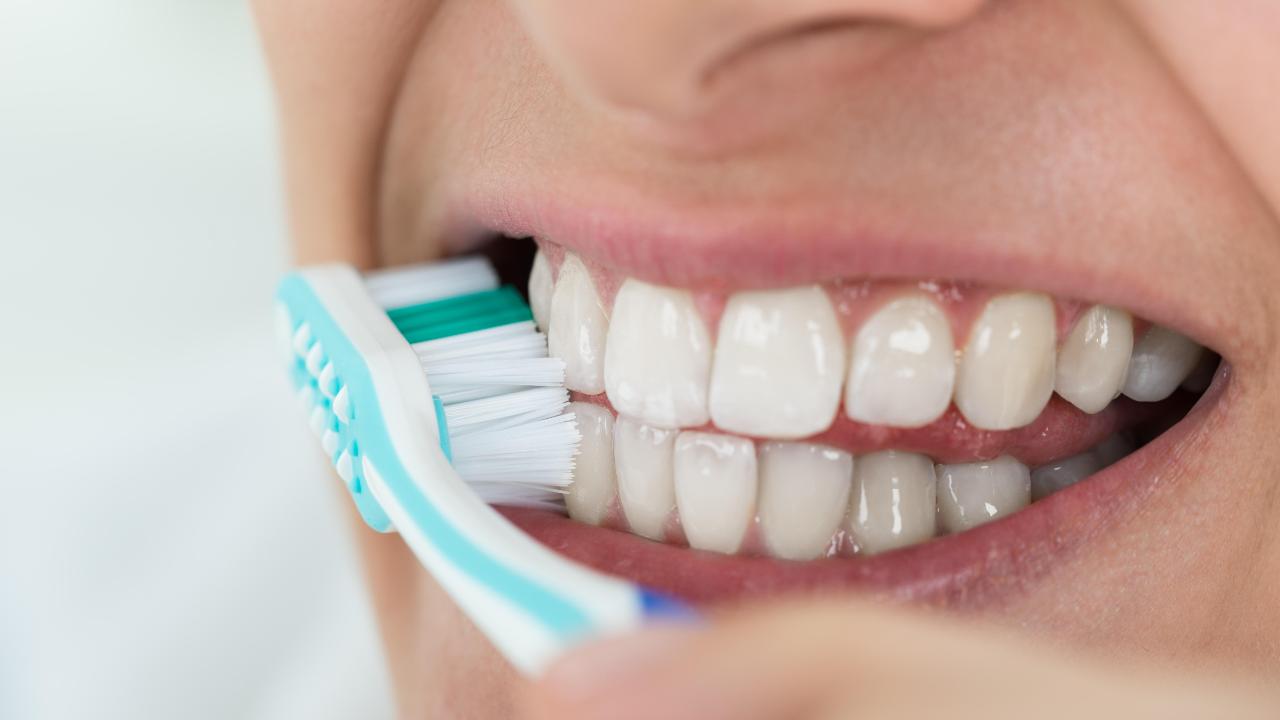 La manera correcta de lavarse los dientes y no dejarse ni una zona importante sin limpiar de bacterias