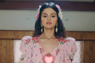 Selena Gómez rinde homenaje a una conocida figura feminista para su 'look' en el videoclip “De una vez”