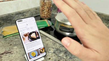 El sencillo truco para mantener tu móvil a salvo si lo usas mientras cocinas