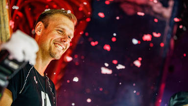 El famoso DJ Armin van Buuren presenta su nuevo single "Tell Me Why" junto con Sarah Reeves