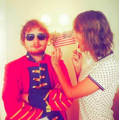 Taylor Swift y Ed Sheeran celebrando el 4 de julio