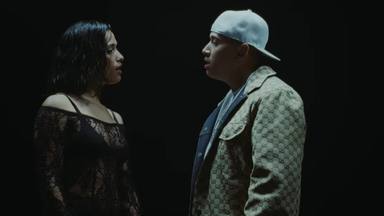 Chanel y FMK en una imagen del videoclip de 'Ahora que no te tengo', tema del álbum debut de ella, 'Agua'