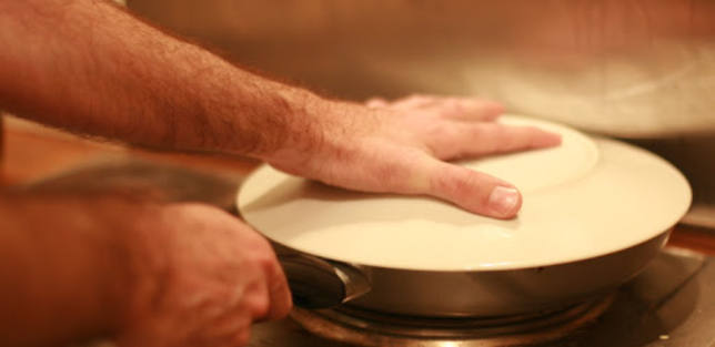 Cómo dar la vuelta a la tortilla de patata con éxito?