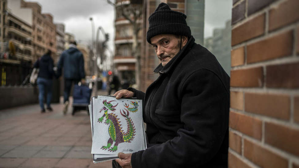 La venta en redes de sus ilustraciones salvan a Alberto de dormir en la calle