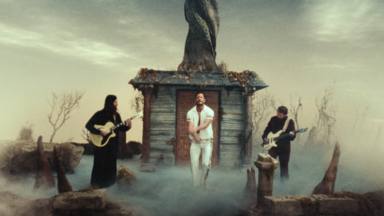 El estilo de Indiana Jones se apodera del videoclip de 'Eyes Closed', el nuevo tema de Imagine Dragons