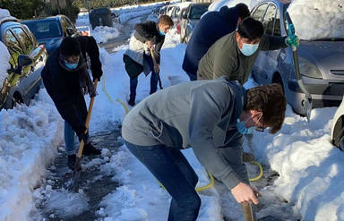 Los alumnos de los colegios mayores, implicados en la retirada de la nieve