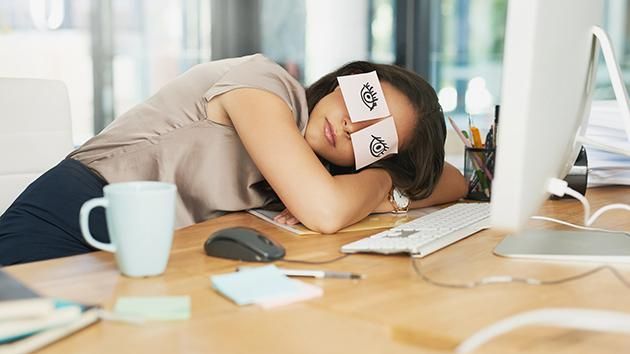 ¿Te sueles quedar dormido mientras trabajas? Pon en práctica este truco para mantenerte despierto
