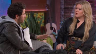 Nick Jonas le cuenta a Kelly Clarkson que el nuevo álbum de los Jonas Brothers está finalizado