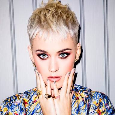 Katy Perry le tira el movil a una fan en su concierto