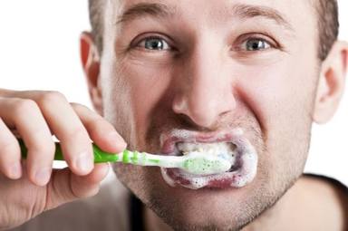 Los dos fallos que cometes al lavarte los dientes y que ponen en peligro tu higiene dental
