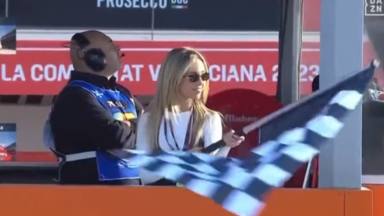 Ana Mena ondeando la bandera en el Gran Premio de Valencia de MotoGP