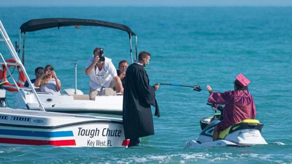 Estos alumnos de un instituto de Florida se gradúan en motos de agua