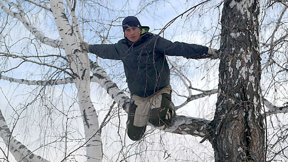 Descubre la historia de Alexéi, el joven de Siberia que trepa a un árbol de 10 metros para estudiar ‘online’