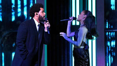 Ariana Grande reaparece con un anillo de boda y al lado de The Weeknd “vaya clase y una voz mágica”