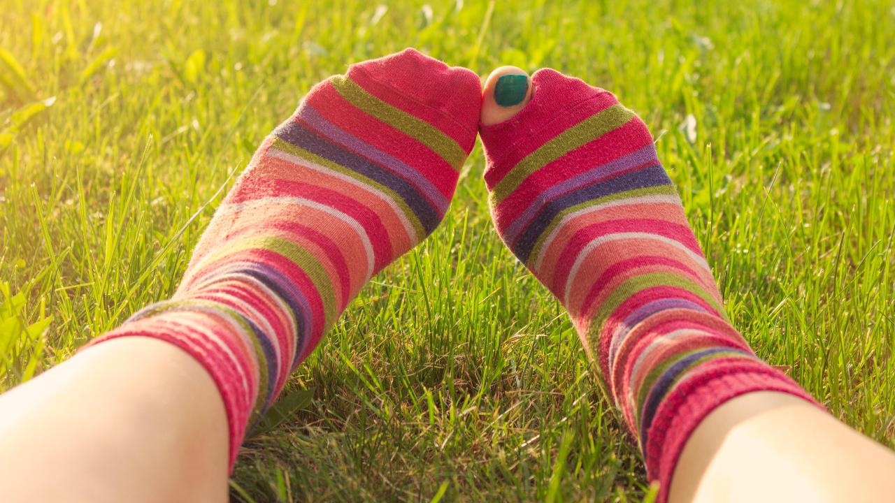 Todas las opciones para dar una segunda vida a tus calcetines rotos: no los tires, recicla