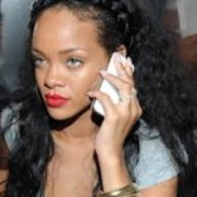 Aquí Rihanna, ¿dígame?