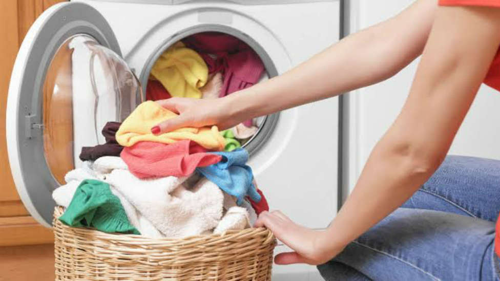 ¿Te acabas de independizar? Apúntate estos consejos para evitar que tu ropa y tu lavadora se estropeen