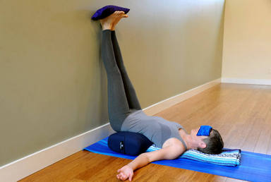 Las cinco posturas de yoga que te ayudarán a eliminar tus dolores de espalda