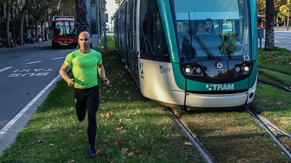 Pedro del Castillo te habla de David March, el atleta que corre más rápido que el autobús y el metro