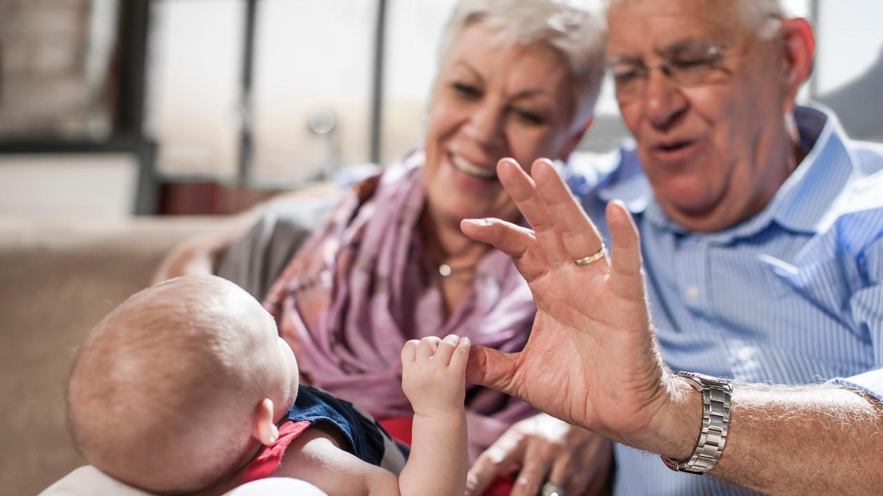 El papel que juegan los abuelos en los primeros años de vida de sus nietos: el estudio que lo demuestra