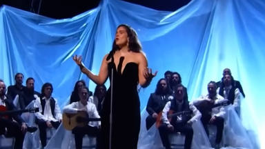 Rosalía sobre el escenario de los Latin GRAMMY cantando 'Se nos rompió el amor'