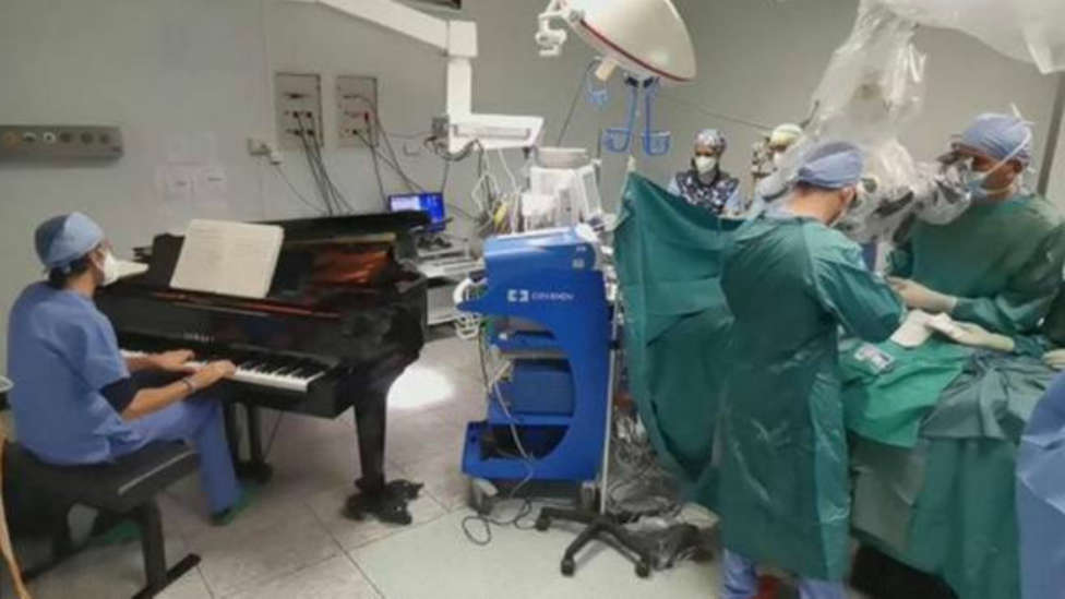 Conoce a Emiliano Toso, el médico que ha operado a un niño de un tumor con música de piano en directo