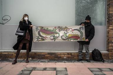 La venta en redes de sus ilustraciones salvan a un hombre de dormir en la calle