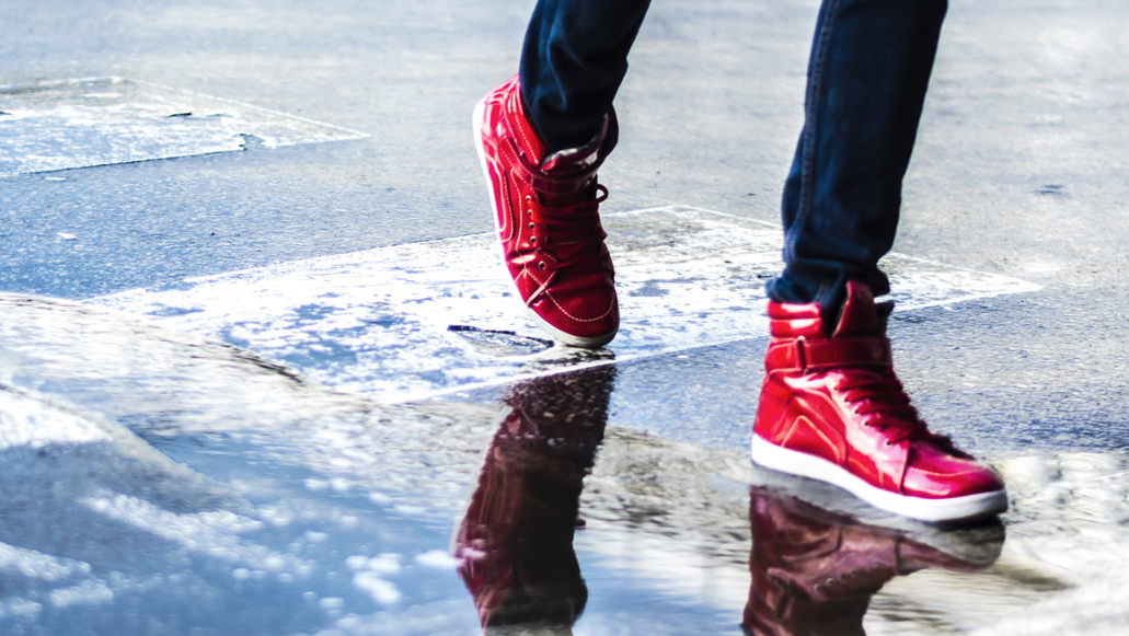 Cómo hacer que tus zapatos no resbalen si el suelo está mojado