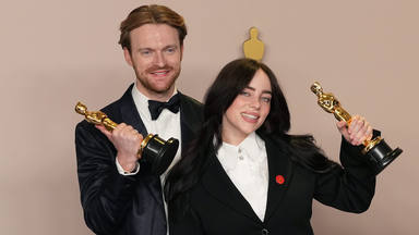 Billie Eilish consigue un nuevo título para su vitrina junto a su hermano Finneas en los premios Oscar