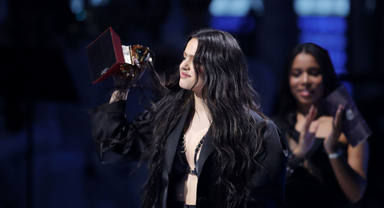 Rosalía luce con luz propia en los Grammy Latinos al conseguir 5 premios