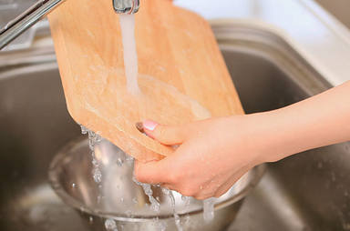 Las seis claves imprescindibles para desinfectar la tabla de cortar de tu cocina