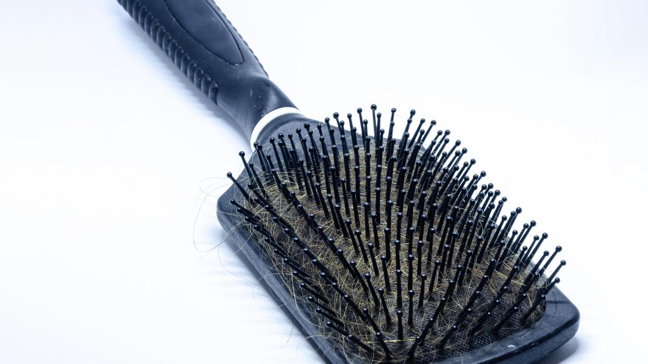 El truco definitivo para limpiar tu cepillo del pelo